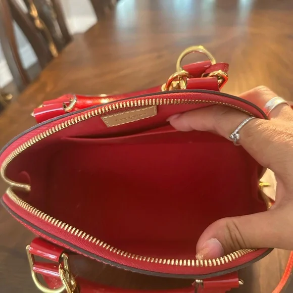 Louis Vuitton Red Vernis Crossbody Bag with Monogram - Picture 4 of 14
